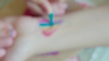Gurur günü. Tırnaklarına gökkuşağı bayrağı çizen bir kadın. LGBTQ tarzı tırnak sanatı ve vücut sanatı. 2020 Onur Festivali. İnsan hakları, cinsiyet eşitliği kavramları