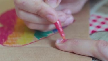 Gurur günü. Tırnaklarına gökkuşağı bayrağı çizen bir kadın. LGBTQ tarzı tırnak sanatı ve vücut sanatı. 2020 Onur Festivali. İnsan hakları, cinsiyet eşitliği kavramları