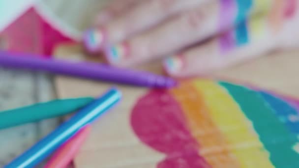 プライドの日だ 爪に虹の旗を描く女性 Lgbtqスタイルのネイルアートとボディアート 2020年のプライドフェスティバル 男女共同参画の概念 — ストック動画
