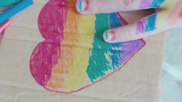 Een Trotse Dag Een Vrouw Die Een Regenboogvlag Haar Nagels — Stockvideo