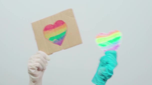 Een Trotse Dag Lgbtq Vriendelijke Zorgsysteemmedewerker Met Handgemaakte Bordje Met — Stockvideo