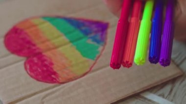 2020 'nin gurur günü. Kartonuna gökkuşağı bayrağı çizen bir kadın. Yıllık LGBTQ yürüyüşü için gökkuşağı boya elemanları içeren bir pankart. LGBTQ Onur Festivali 2020. İnsan hakları, cinsiyet eşitliği kavramları