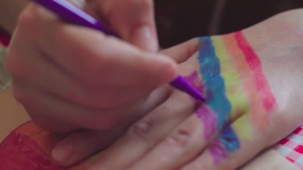 Ημέρα Υπερηφάνειας Γυναίκα Ζωγραφίζει Μια Σημαία Του Ουράνιου Τόξου Στον — Αρχείο Βίντεο