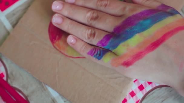 Gurur Günü Kadın Bileğine Gökkuşağı Bayrağı Çiziyor Lgbtq Tarzı Vücut — Stok video