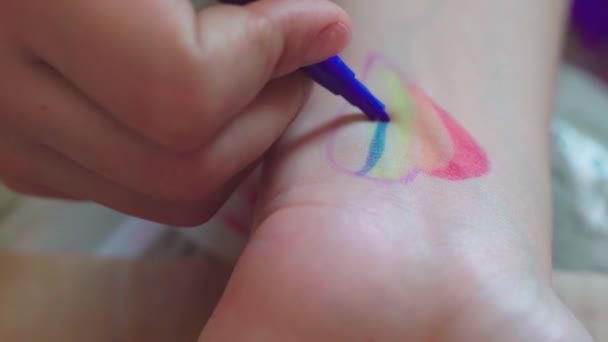 プライドの日だ 手首に虹の旗を描く女性 Lgbtqスタイルのボディアート 2020年のプライドフェスティバル 男女共同参画の概念 — ストック動画