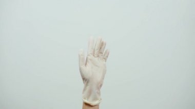 Lezbiyen hemşire cephede koronavirüsle savaşıyor. Bileğinde gökkuşağı bayrağı olan LGBTQ dostu sağlık çalışanı. LGBTQ dostu doktor ya da sağlık hizmeti sağlayıcısı ameliyat eldivenlerini çıkarıyor