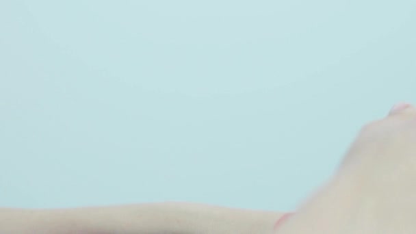 Infirmière lesbienne se bat avec le coronavirus en première ligne. Travailleur du système de santé LGBTQ amical avec drapeau arc-en-ciel au poignet. Médecin amical LGBTQ ou fournisseur de soins de santé portant des gants chirurgicaux 