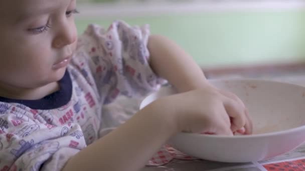 Küçük Bir Bebek Tabağa Çilek Sıkıştırıyor Lekeliyor Küçük Bir Çocuk — Stok video