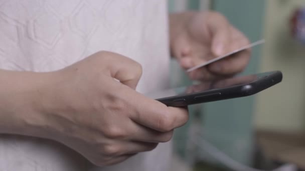 Concepto Compras Online Mujer Joven Llenando Pagando Pedido Aplicación Tienda — Vídeo de stock