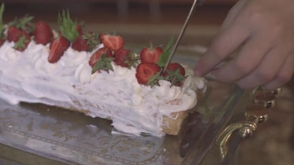 Ręce Nierozpoznawalnej Kobiety Krojącej Świeżo Upieczone Ciasto Truskawkowe Long Cake — Wideo stockowe