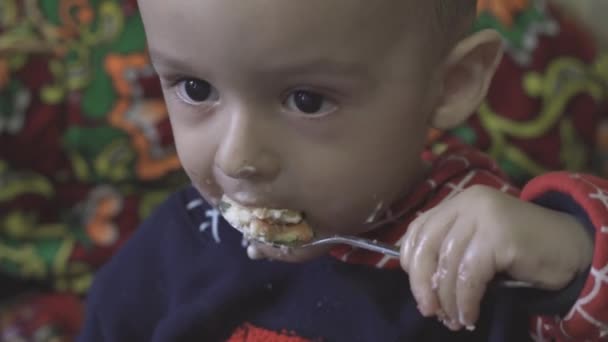 Petit Gamin Métis Qui Mange Gâteau Aux Fraises Fraîchement Cuit — Video