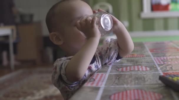 Een Klein Kind Met Een Vies Gezicht Die Zich Thuis — Stockvideo