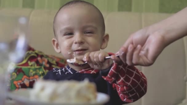 Een Kleine Jongen Van Gemengde Rassen Die Vers Gebakken Aardbeientaart — Stockvideo