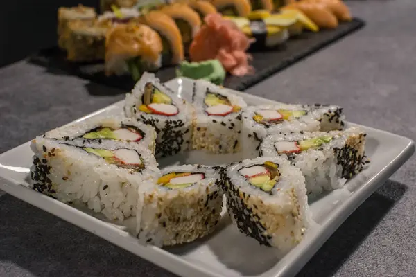 taze suşi rulo (uramaki) bir plaka üzerinde