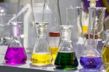 açık havada renkli sıvılar ile kimya cam ürünleri