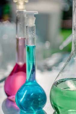 topu şişeler renkli sıvı (kimya cam ürünleri ile dolu)