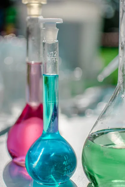 topu şişeler renkli sıvı (kimya cam ürünleri ile dolu)