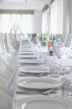 üst üste bir düğün masada sofra