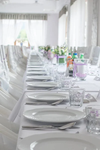 üst üste bir düğün masada sofra