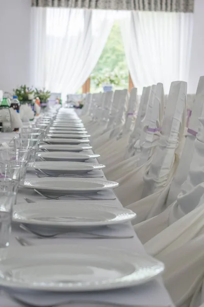 Restoranda bir masada Beyaz tabaklar