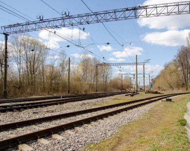 Yeşil yük treni demiryolu ile seyahat eder.