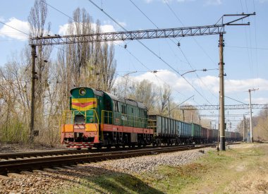 Yeşil yük treni demiryolu ile seyahat eder.