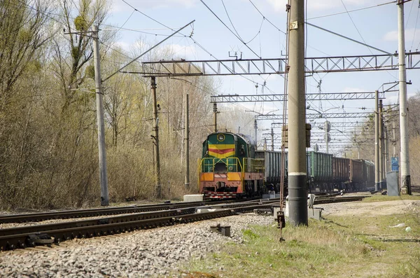 Green Freight Train Travels Rail — Stock Photo, Image
