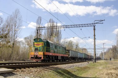 Yeşil yük treni demiryolu ile seyahat eder.