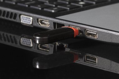 Bilgisayar laptop siyah USB birden parlamak götürmek