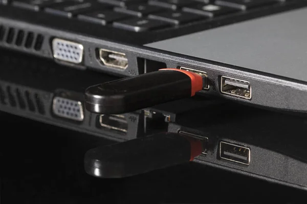 USB-Stick auf Computer-Laptop auf schwarz — Stockfoto