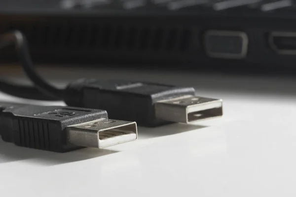 Universala USB адаптер на белом — стоковое фото