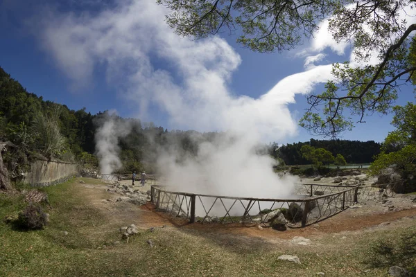 Fontes termais vulcânicas em Furnas, Ilha de São Miguel, Açores — Fotografia de Stock