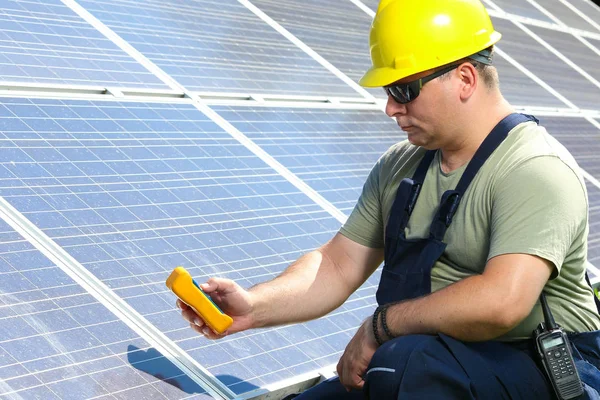 Engenheiro está medindo insolação solar no painel solar — Fotografia de Stock
