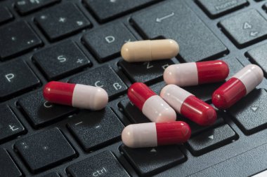 Klavye ve antibiyotik kapsül, bilgisayar virüsü