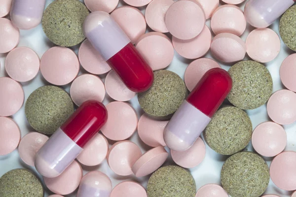 Закрыть красные и розовые пробиотики антибиотики и таблетки — стоковое фото