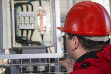 Santral içinde kırmızı kontrol yüksek gerilim sigorta mühendisi 