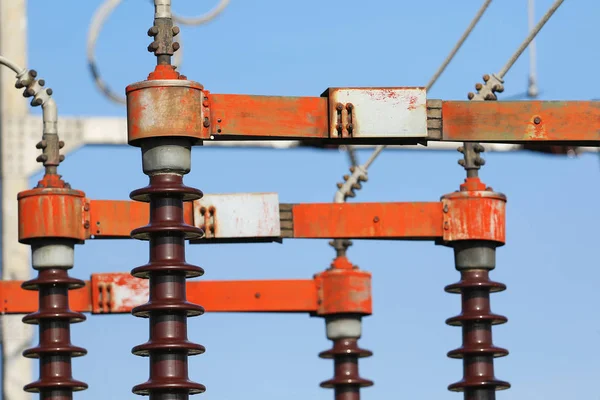 Hochspannungsisolation mit Keramikkörper über blauem Himmel — Stockfoto