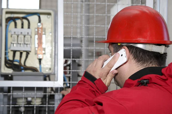 Ingenieur in Rot steuert Hochspannungssicherung in Kraftwerk — Stockfoto