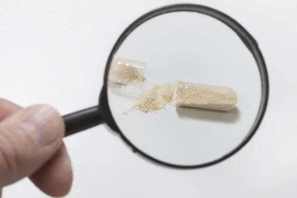  Büyüteç ile kırık antibiyotik kapsül teftiş