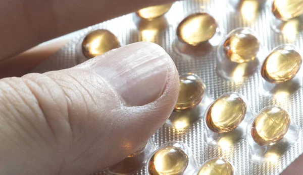 El hombre toma tabletas de vitamina D —  Fotos de Stock