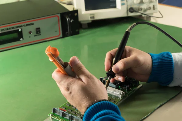 Placa de circuito de reparación con soldador y bomba en laboratorio — Foto de Stock