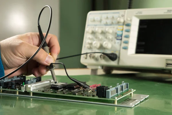 Pruebas de dispositivos electrónicos con osciloscopio — Foto de Stock