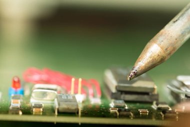 Bir closeup lehimleme elektronik devre panosunu