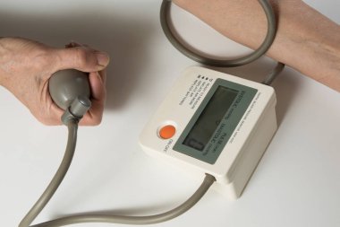 Kan basıncına bakıyorum.