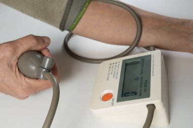 Yaşlı kadın kan basıncı kontrol