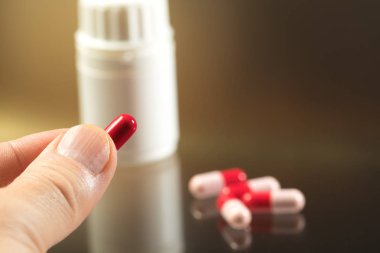 Antibiyotik kapsül parmakları arasında yakın çekim