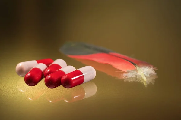 Красная и розовая капсулы лекарство от птичьего гриппа — стоковое фото