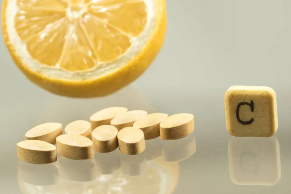 Comprimido de vitamina c e limão sobre branco — Fotografia de Stock