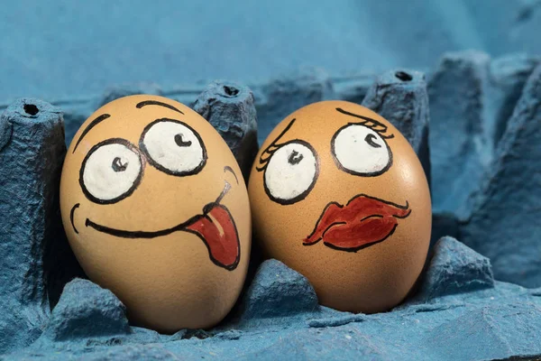 Dos huevos cara en panel azul — Foto de Stock