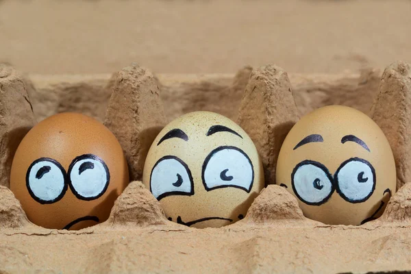 Tres caras de huevo asustadas esperando a ser cocinadas — Foto de Stock